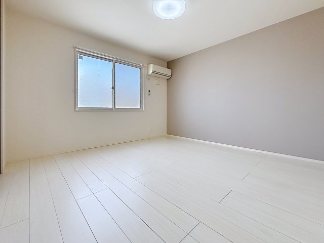 居室・リビング　反転タイプのお部屋の写真です。