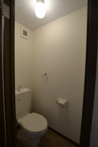 トイレ　別号室の画像です。ご参考下さい。