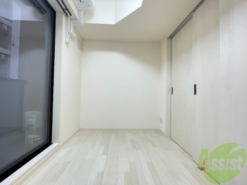 その他部屋・スペース　寝室はベットが問題無く置けます。太陽光も入りますよ。