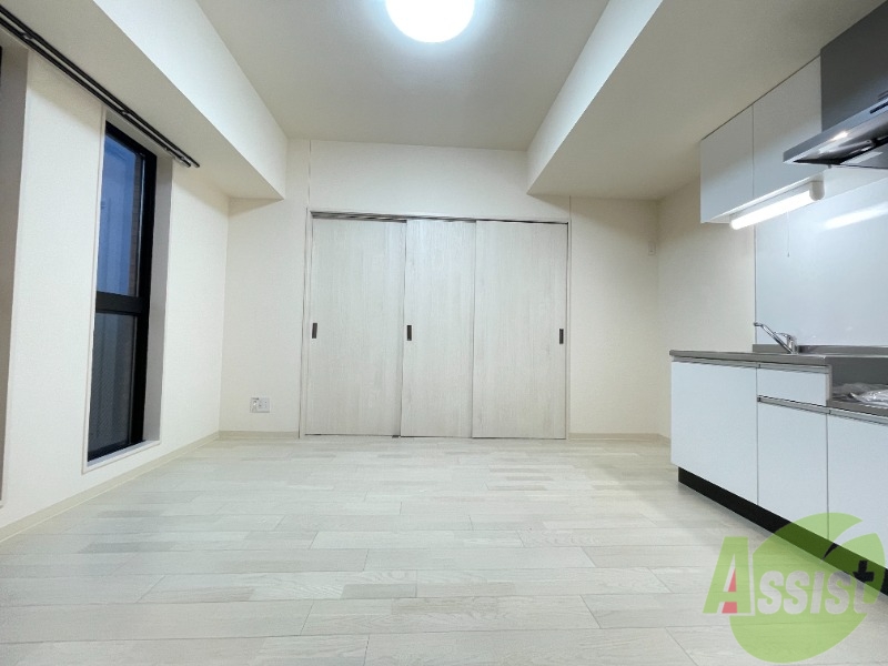 居室・リビング　８帖以上のＬＤＫです。２０２２年築なので綺麗ですね。