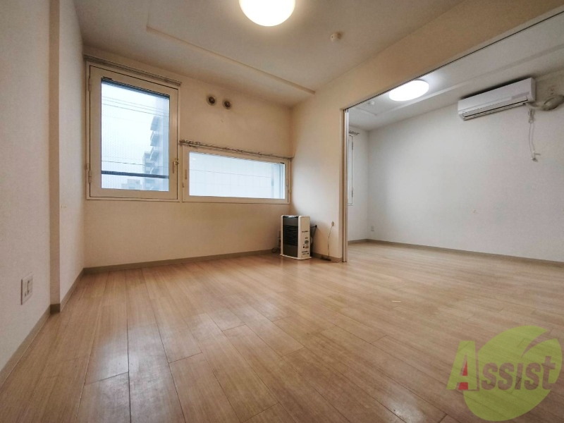 居室・リビング　白さが清潔感を出してくれます。お部屋も明るいですね。