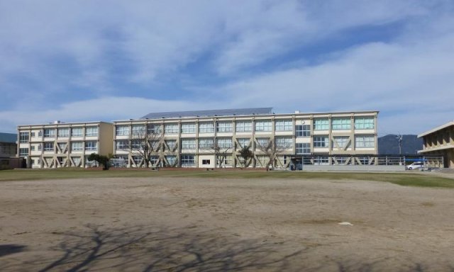 小学校　境港市立渡小学校（小学校）まで354m