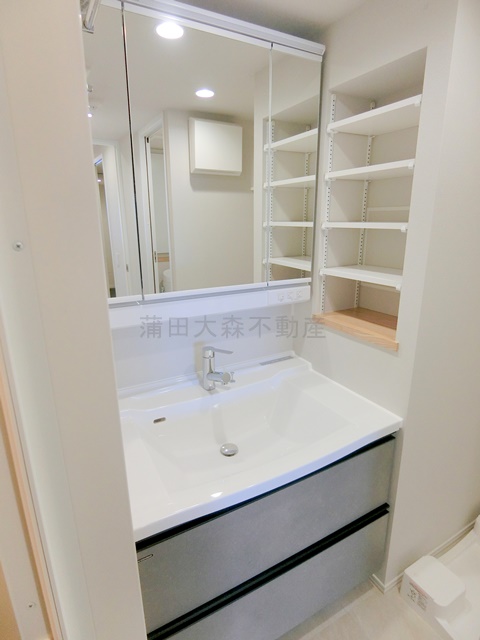 洗面設備　3面鏡の独立洗面台　洗面脱衣所