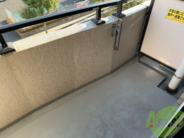 バルコニー　バルコニーは洗濯物を干すには十分な広さです。