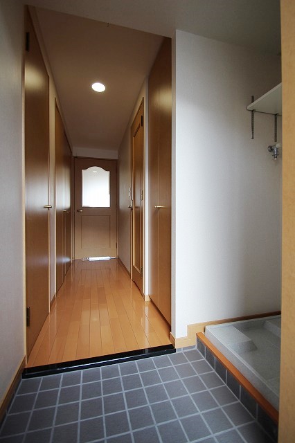 玄関　同物件別号室のものです。