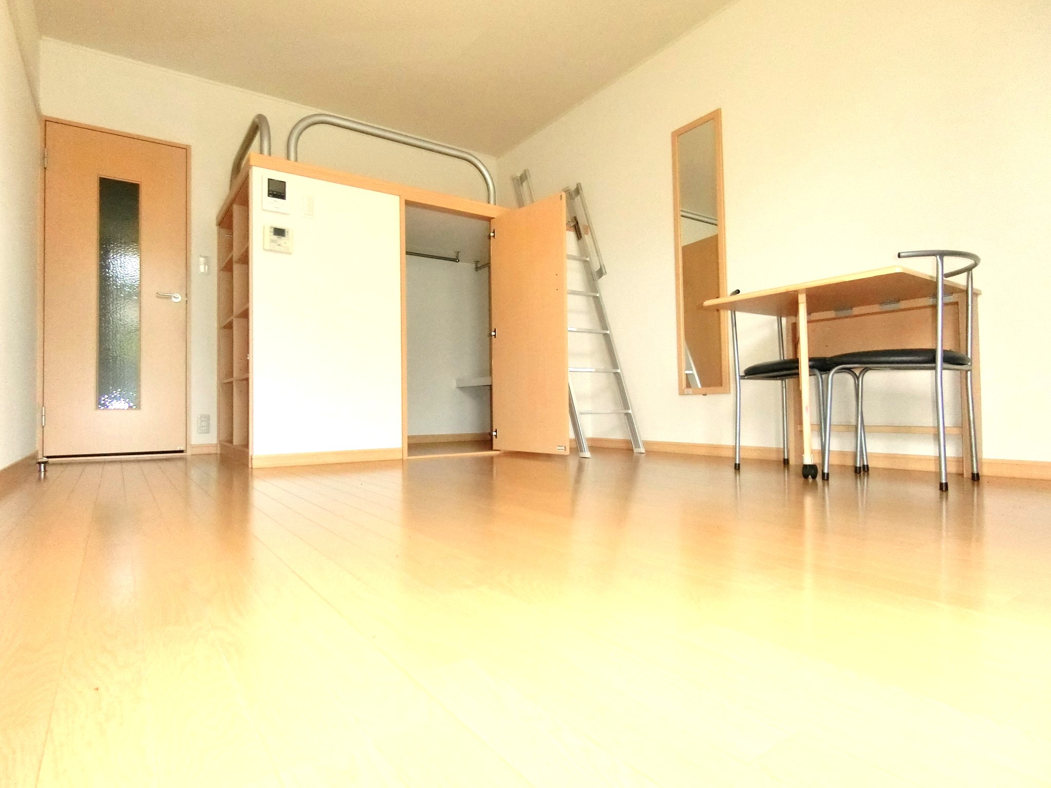 居室・リビング　ベッドスペース・ウォークインクローゼット・折り畳机・鏡を完備