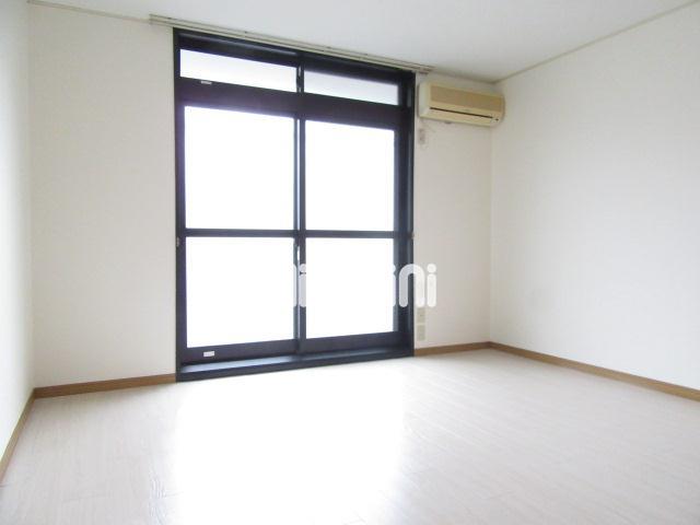 居室・リビング　エアコン付きのお部屋です