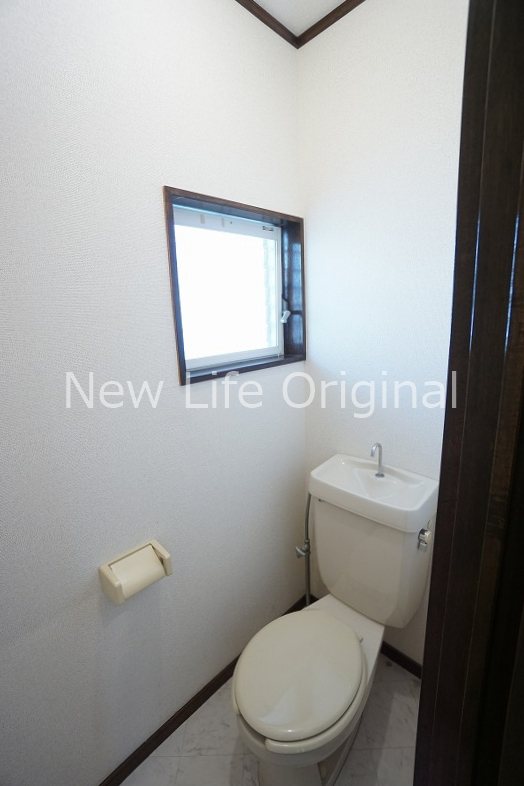 トイレ　窓付きで換気がしやすく、明るいです☆