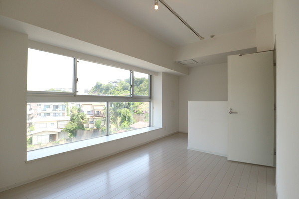 居室・リビング　白基調の洋室♪