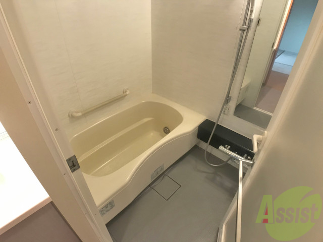 バス・シャワールーム　浴槽があるので、疲れた時はゆっくりと湯船につかりましょう。