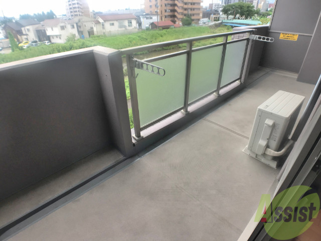 バルコニー　バルコニーも広く、日当たりも良さそうで、使いやすそうですね