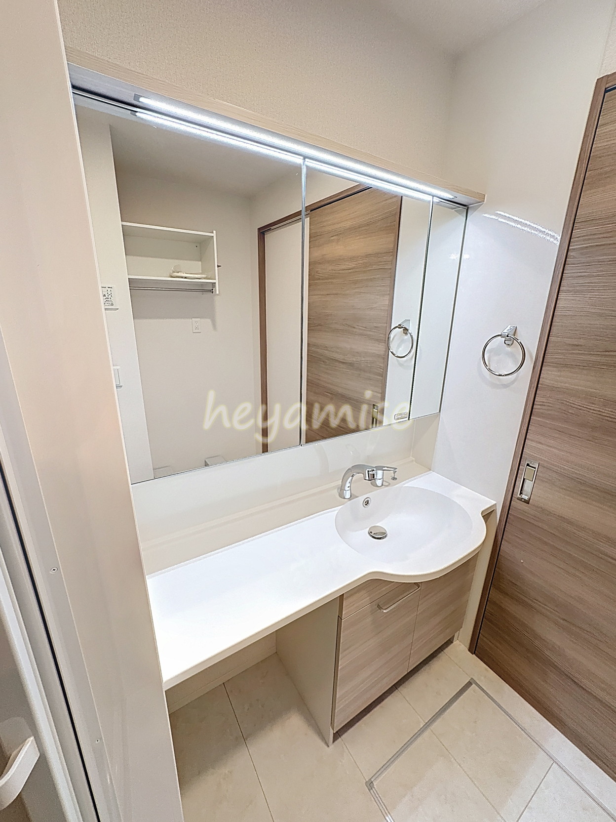 洗面設備　※写真は間取り反転の101号室