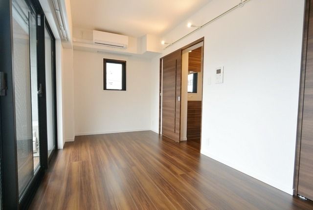 居室・リビング　★角部屋２面採光の明るいお部屋です★