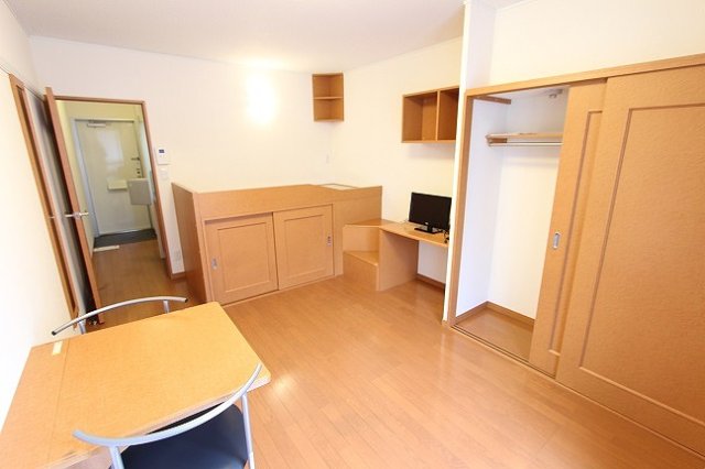 居室・リビング　居室：１Fはフローリング　2Fは絨毯