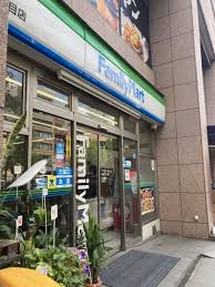 コンビニ　ファミリーマート四谷二丁目店（コンビニ）まで472m