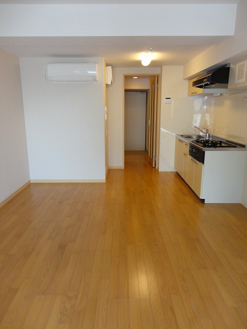 居室・リビング　落ち着いた色合いの床材を使用した居住空間です。