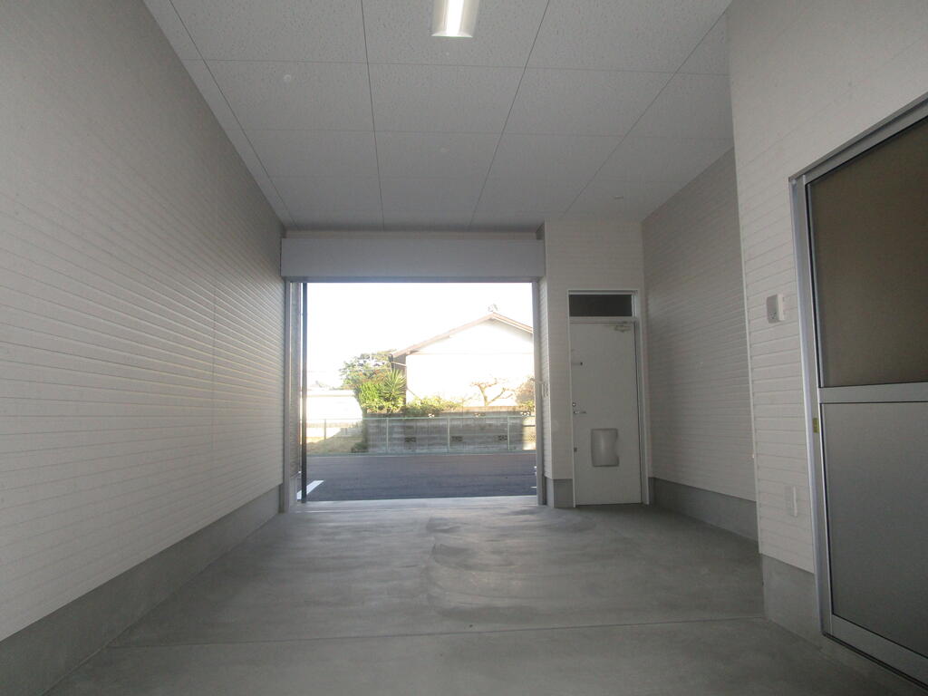 駐車場　奥行き7ｍ、開口2.6ｍのガレージ