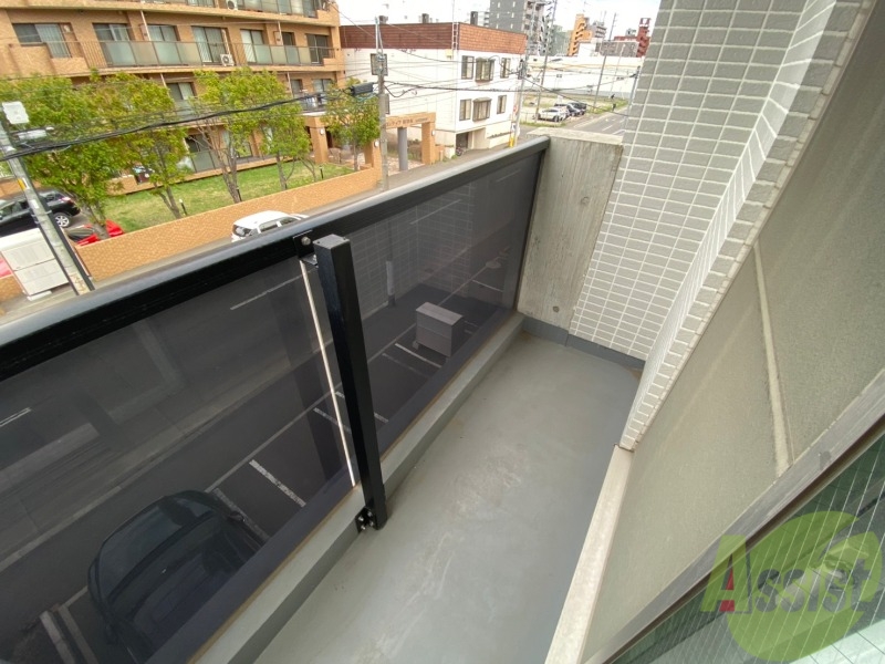 バルコニー　バルコニーは幅があり、広い印象を受けました。