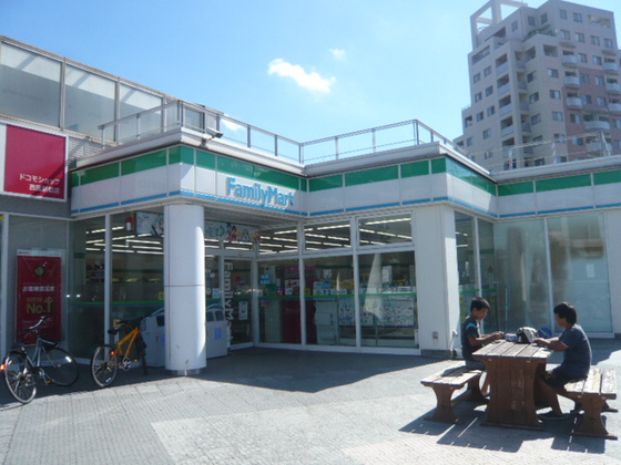 コンビニ　ファミリーマート大塚西四丁目店（コンビニ）まで665m