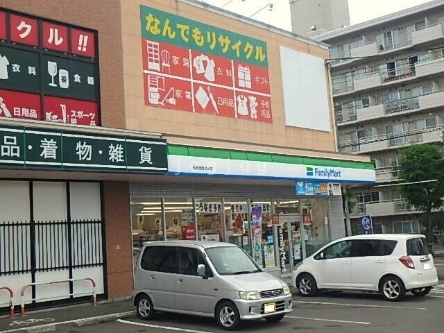コンビニ　ファミリーマート札幌西岡3条店（コンビニ）まで689m