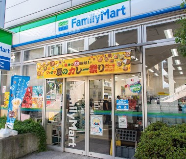 コンビニ　ファミリーマート新橋五丁目店（コンビニ）まで262m