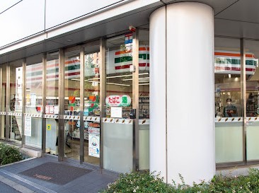 コンビニ　セブン－イレブン新橋第一京浜店（コンビニ）まで244m