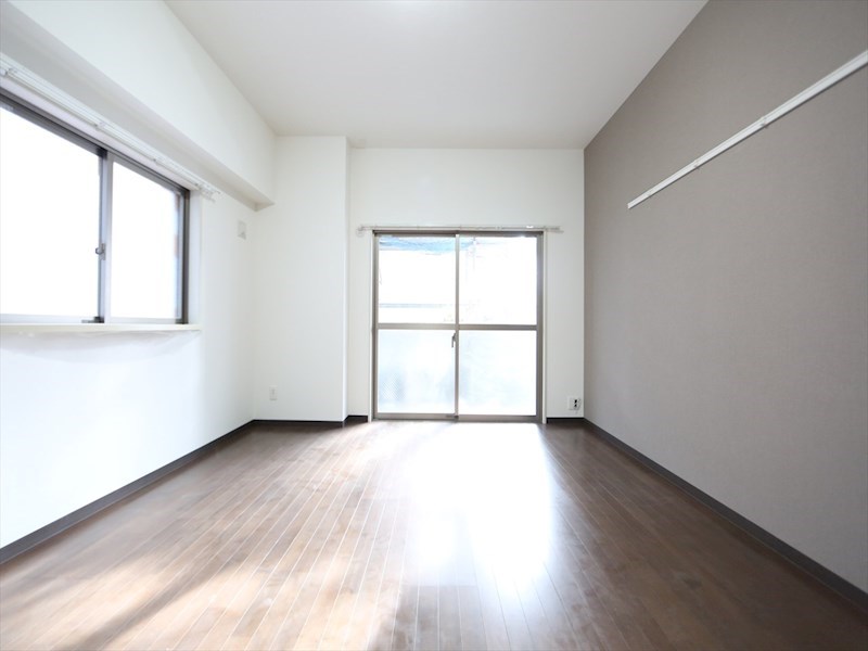 バルコニー　洋室10.2帖　2面採光　エアコン完備　南面バルコニー