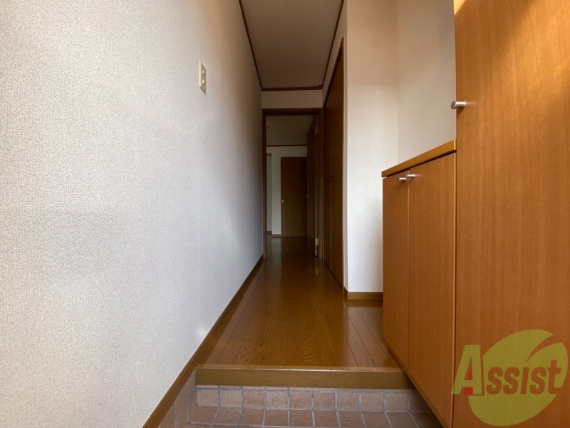 玄関　玄関から撮影しました。敷居が高くなくて安心ですね。