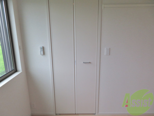 収納　ウォークインクローゼットには、服が沢山収納可能ですね。