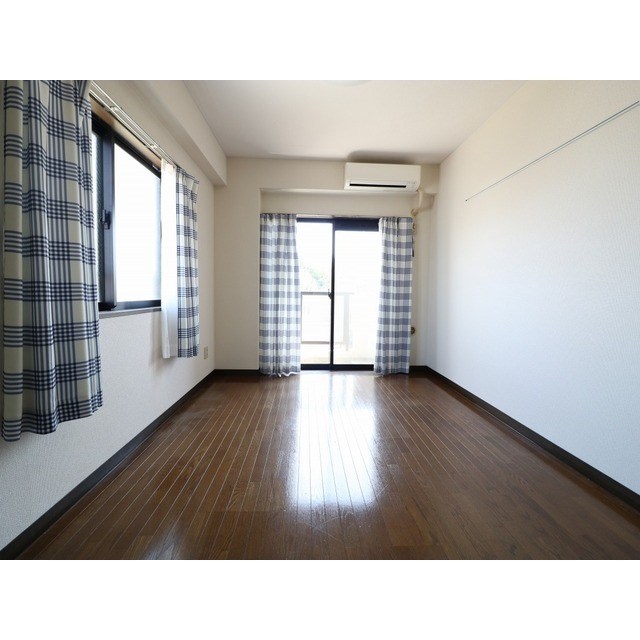 居室・リビング　2面彩光の明るいお部屋です。(カーテンは備品です。)