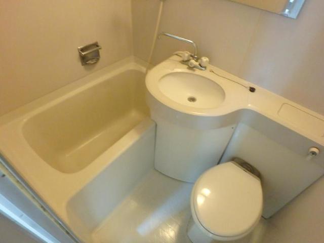 バス・シャワールーム　白を基調としたユニットバス