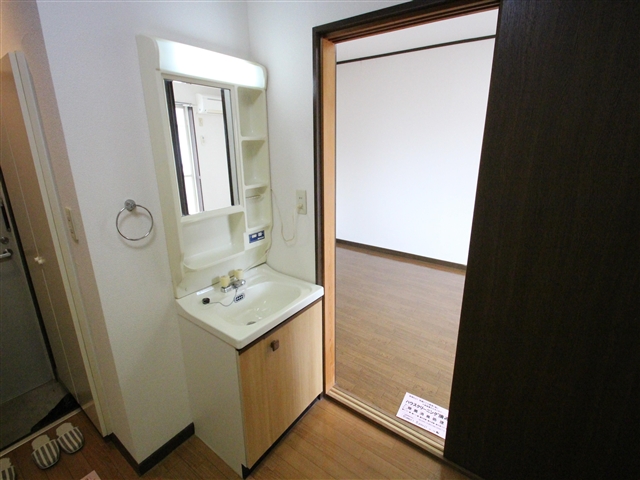 洗面設備　身支度に便利な独立洗面台です。