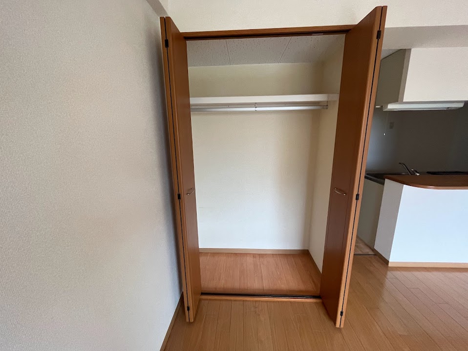 収納　※同建物の別のお部屋の写真です。