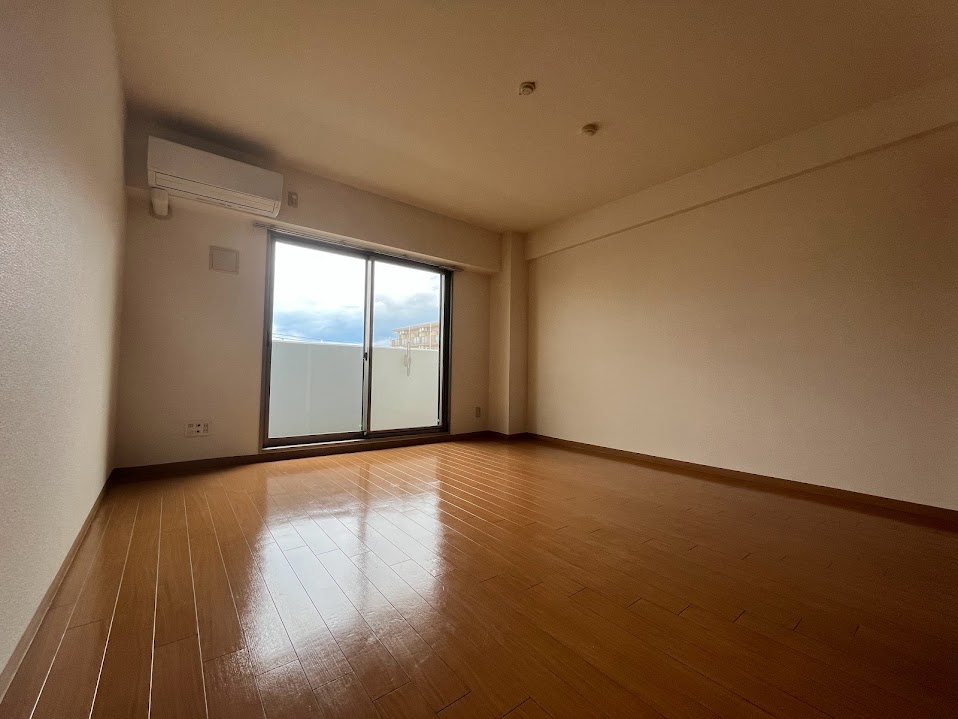 居室・リビング　※同建物の別のお部屋の写真です。