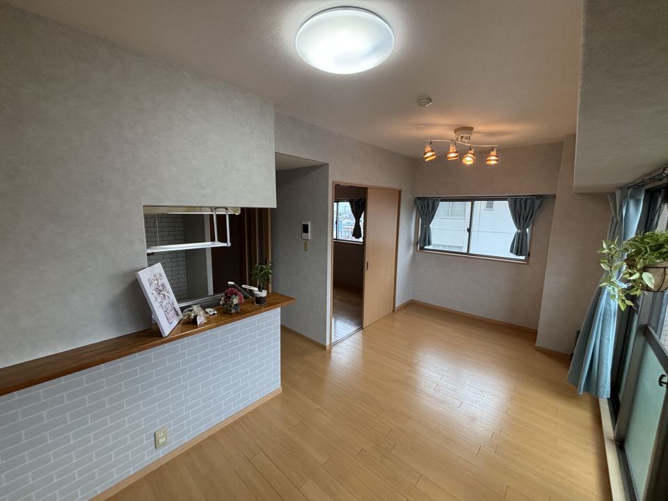 居室・リビング　イメージ家具設置中の写真です