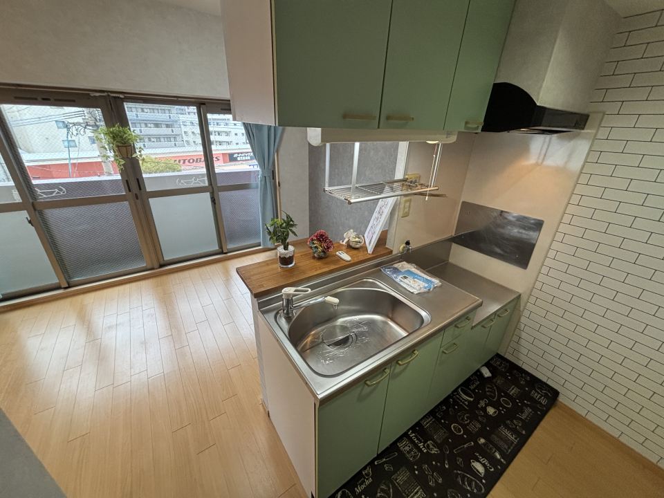 キッチン　浴室乾燥機と鏡付です