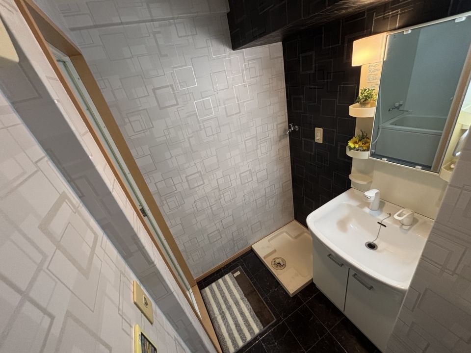 洗面設備　調理スペースあり、上下に収納たっぷりです