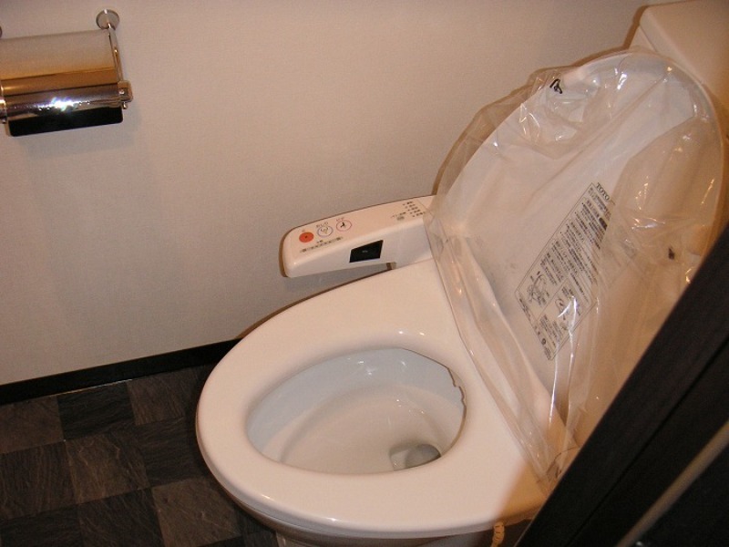 トイレ　落ち着いた色調のトイレです