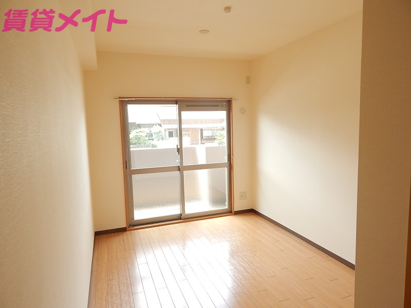 居室・リビング　同物件別室写真