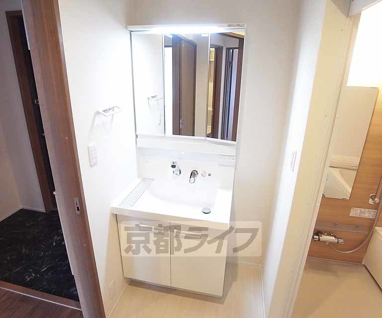 洗面設備　きれいな独立洗面台です。