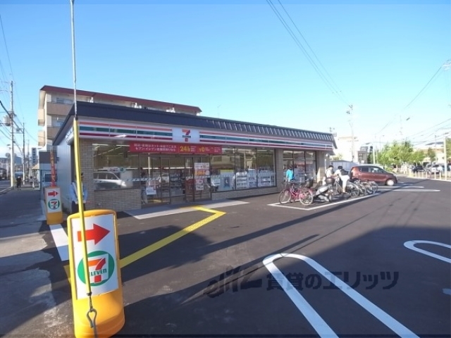 コンビニ　セブンイレブン西京極運動公園前（コンビニ）まで750m