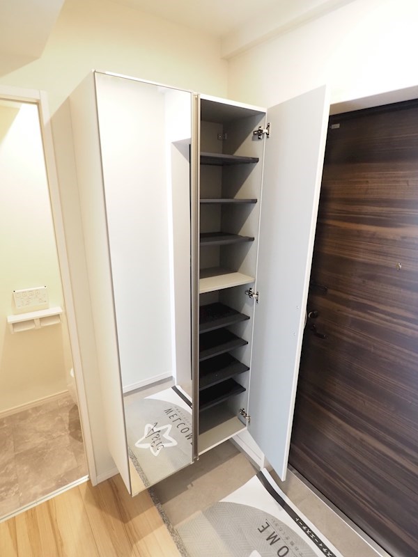 玄関　玄関収納大き目で便利です。