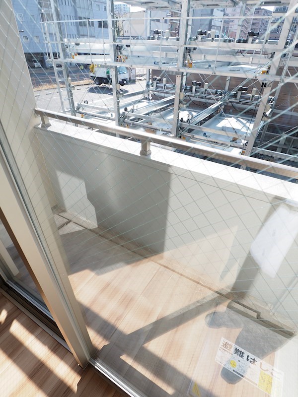 バルコニー　明るいバルコニーで嬉しいですね。