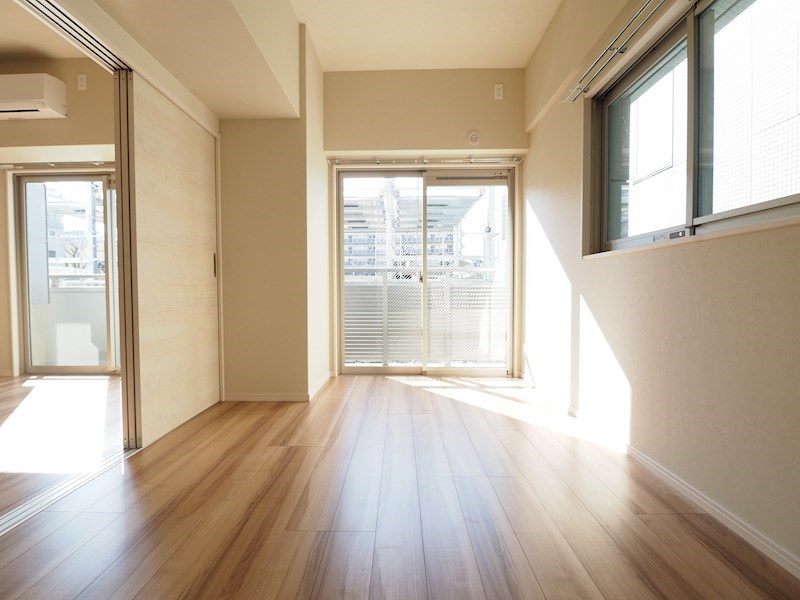 その他　6.4帖の広めの洋室です。