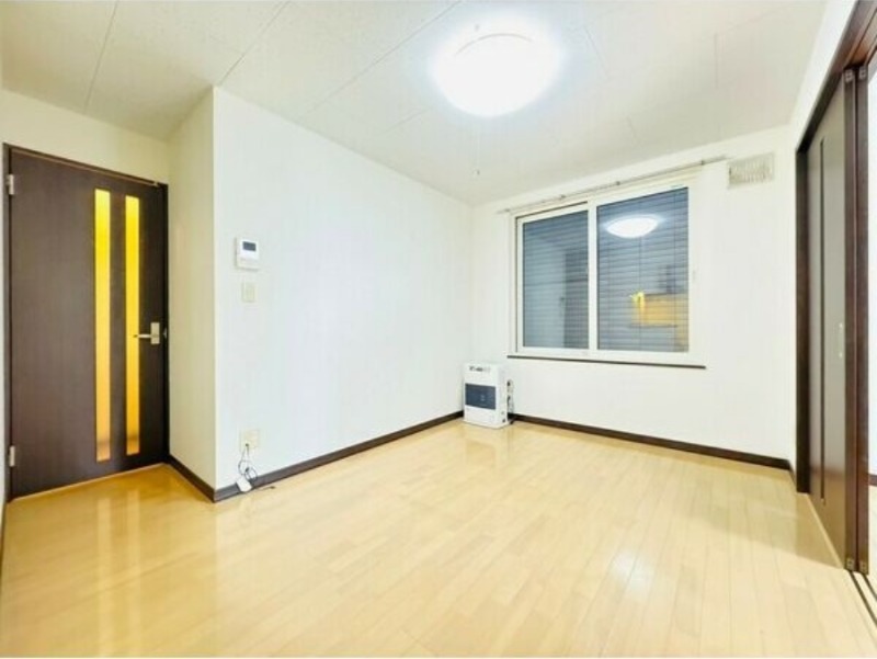 居室・リビング　退去予定につき反転タイプの画像です。