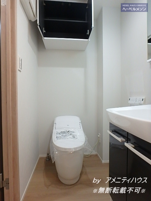 トイレ　●温水洗浄暖房便座付きの快適なトイレスペース。
