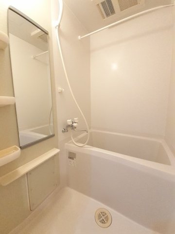 バス・シャワールーム　コンパクトで使いやすいお風呂です