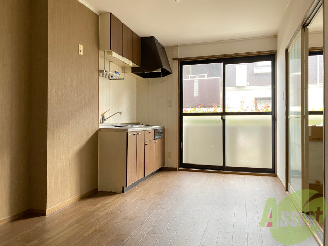 居室・リビング　リビングはこんな感じです。窓が大きくて陽がよく入ってきます。