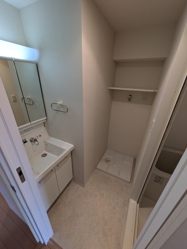 洗面設備　ゆったりとスペースのある洗面所