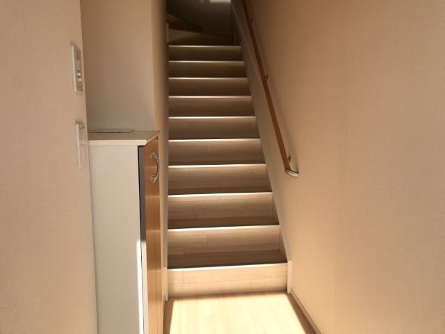 玄関　階段
